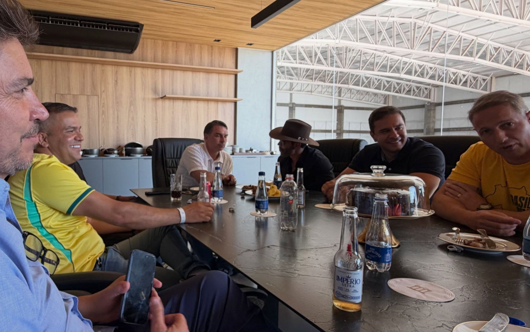 Empresário mostra encontro de Flávio Bolsonaro com Gusttavo Lima em Goiás