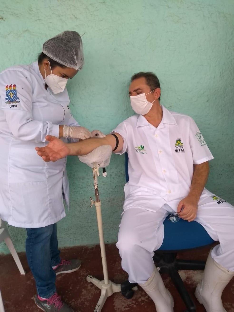 Momento da coleta de sangue em trabalhadores — Foto: Arthur Willian/Arquivo Pessoal