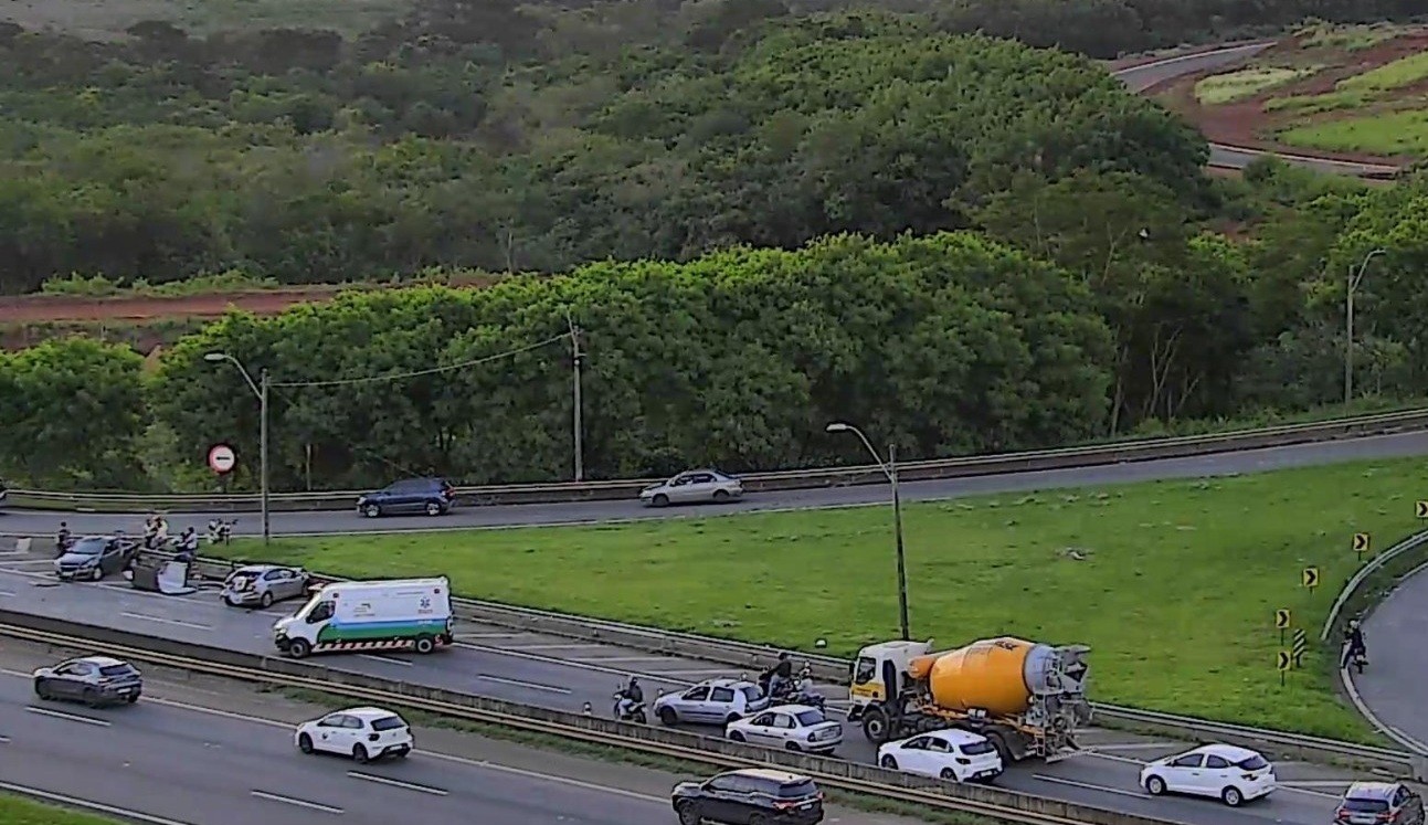 Engavetamento entre seis veículos causa lentidão em marginal da Rodovia Dom Pedro I, em Campinas