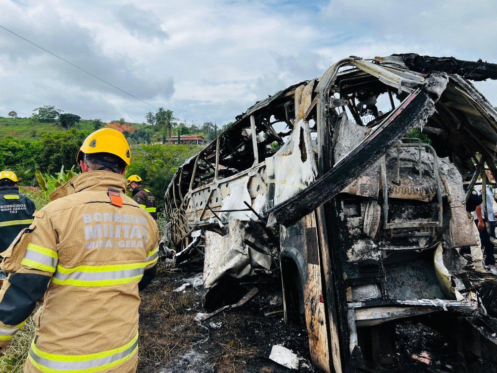 nibus ficou totalmente incendiado  Foto: Corpo de Bombeiros