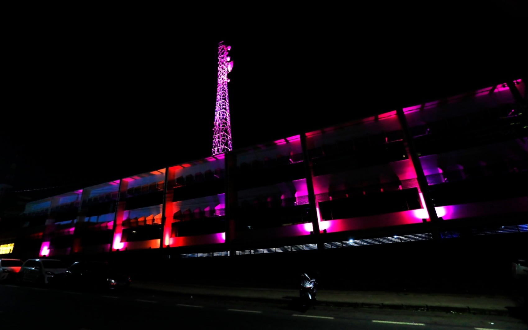 Outubro Rosa: Grupo Jaime Câmara tem iluminação especial 