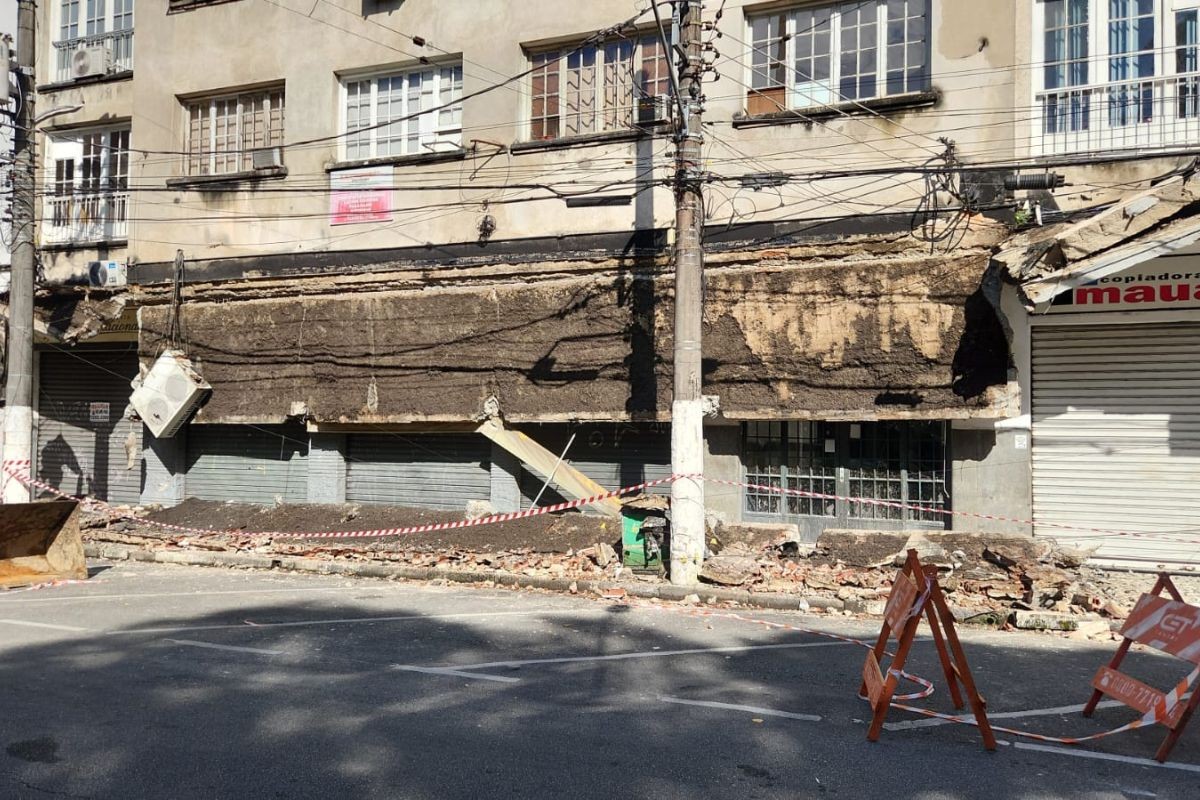 Marquise de prédio desaba e atinge moradores em situação de rua no litoral de SP