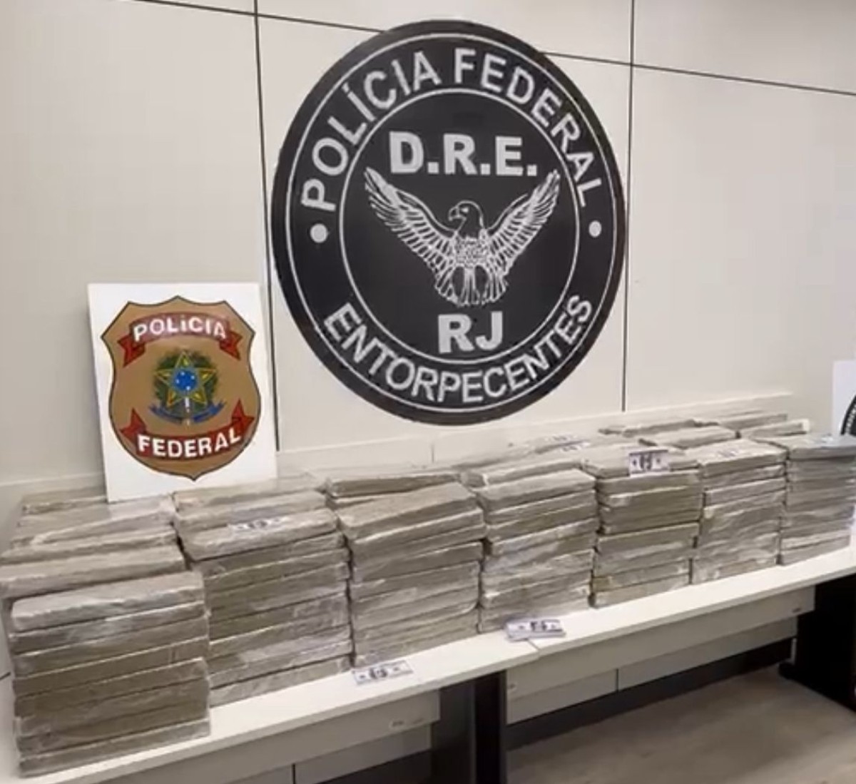 PF prende motorista com 305 kg de maconha em caminhão em Barra do Piraí 