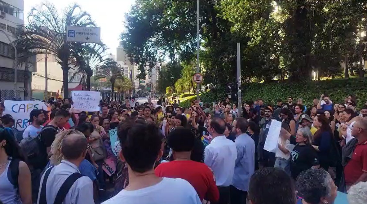 Protesto de funcionários do Cândido Ferreira interdita avenida no Centro de Campinas