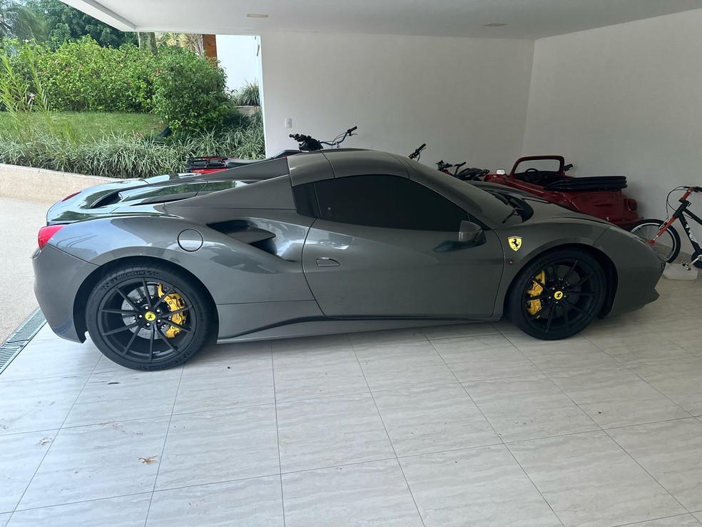 Ferrari foi apreendida em operação da Polícia Federal em Jandira, na Grande SP  — Foto: Divulgação/Polícia Federal
