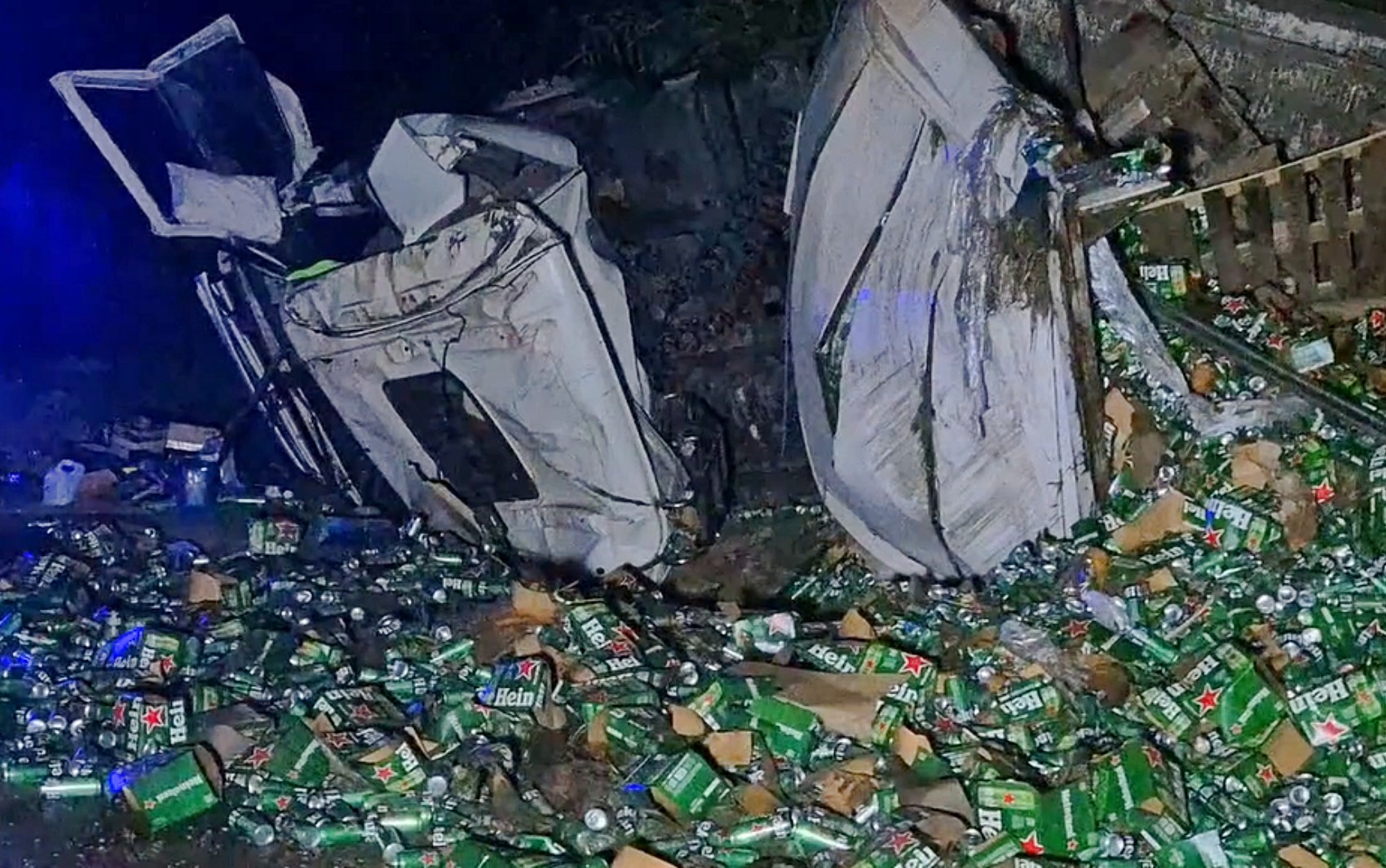 Motorista alcoolizado perde controle e tomba carreta carregada com cerveja na MG-050, no Sul de Minas