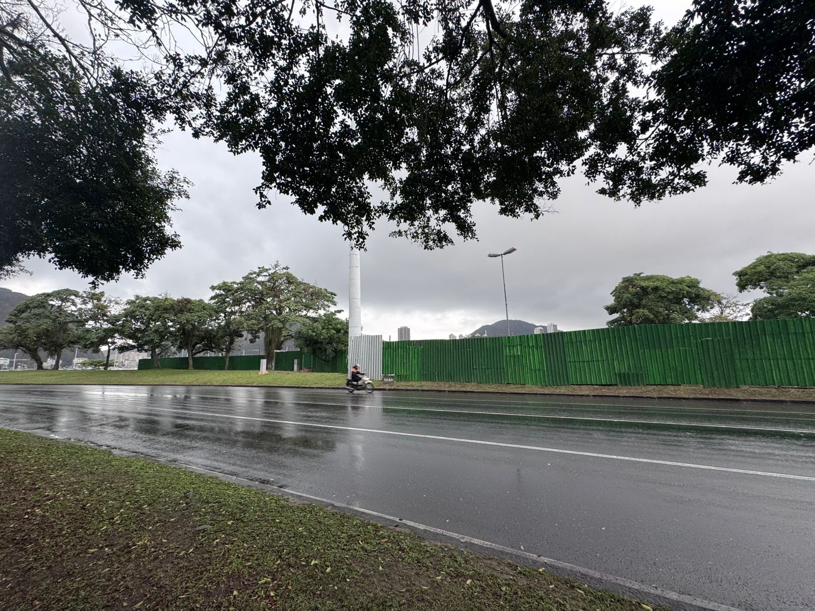 Obra de posto para recarga de carros elétricos no Aterro do Flamengo é embargada após denúncia de derrubada de árvores 