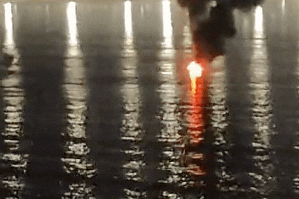 Embarcação pega fogo e tripulantes com queimaduras se atiram no mar ; VÍDEO