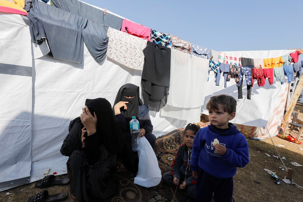 Palestinos deslocados se abrigam em tendas no hospital Nasser em Khan Younis, no sul da Faixa de Gaza — Foto: Saleh Salem/ Reuters