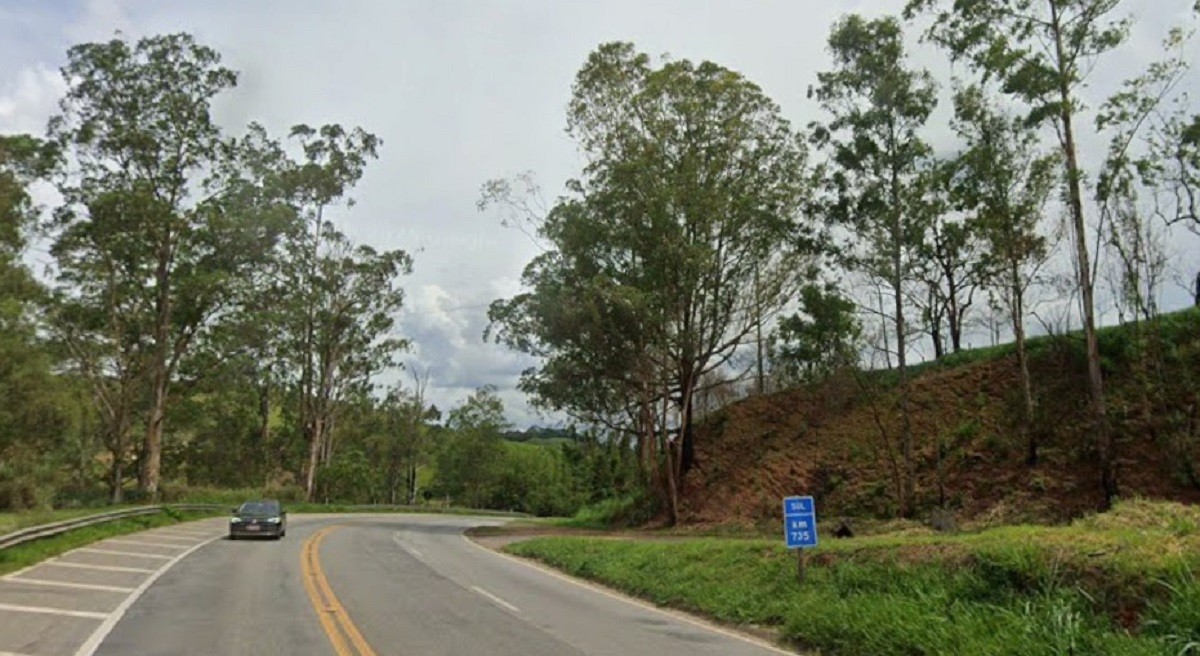 Caminhão de bebidas tomba na BR-040, e três são presos por saque da carga 