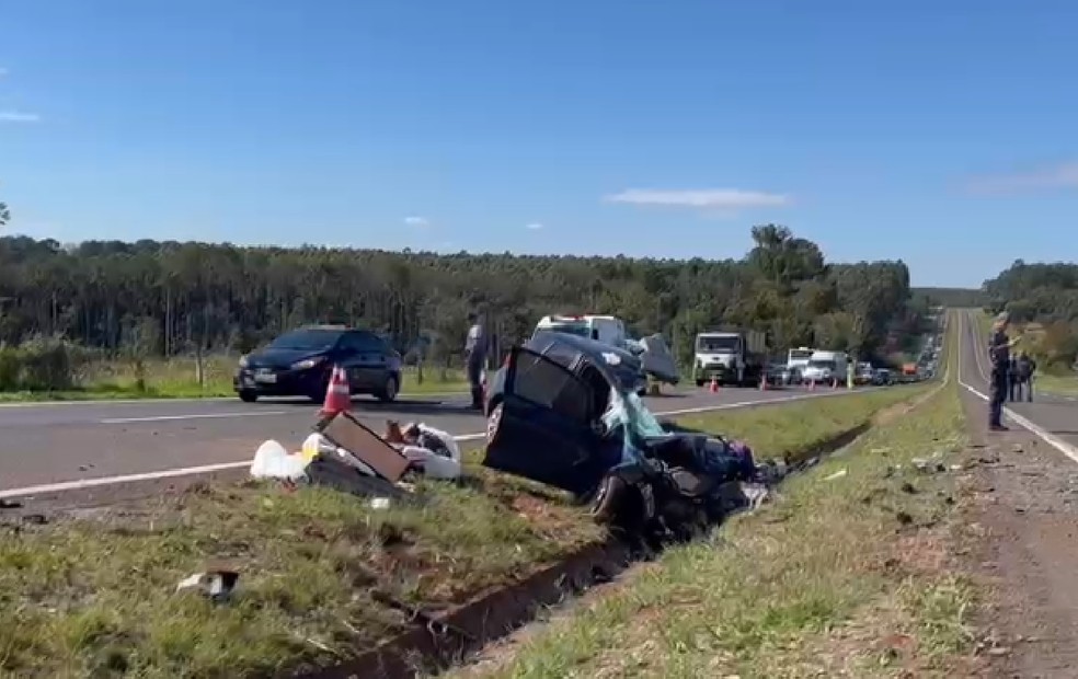 1 de 2
Carro capotou ap&oacute;s ter sido atingido por um caminh&atilde;o na SP-225, em Pederneiras (SP), no sentido Ja&uacute; &mdash; Foto: Raissa Toledo/TV TEM