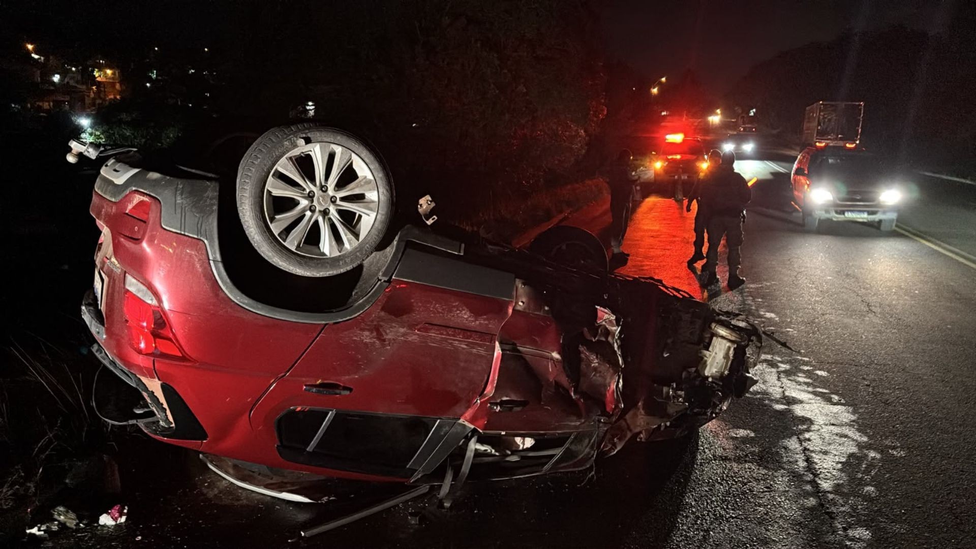 Carro capota e caminhão atinge serralheria após acidente na RS-118