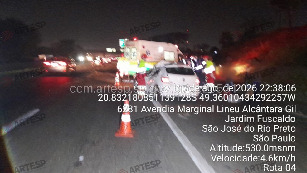 Motorista morre após invadir pista contrária e capotar carro na rodovia Washington Luís em São José do Rio Preto (SP) — Foto: CCM/Artesp