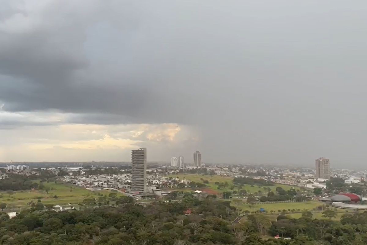 Chuva e ventania impede pousos e causa atrasos em voos no Aeroporto de Campo Grande