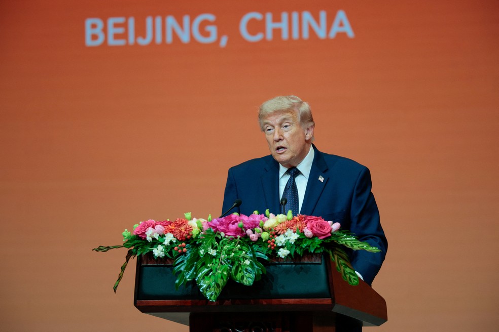 Púlpito decorado com flores em banquete de Estado com presidentes dos EUA, Donald Trump, e da China, Xi Jinping, em Pequim, na China, em 14 de maio de 2026. — Foto: REUTERS/Evan Vucci