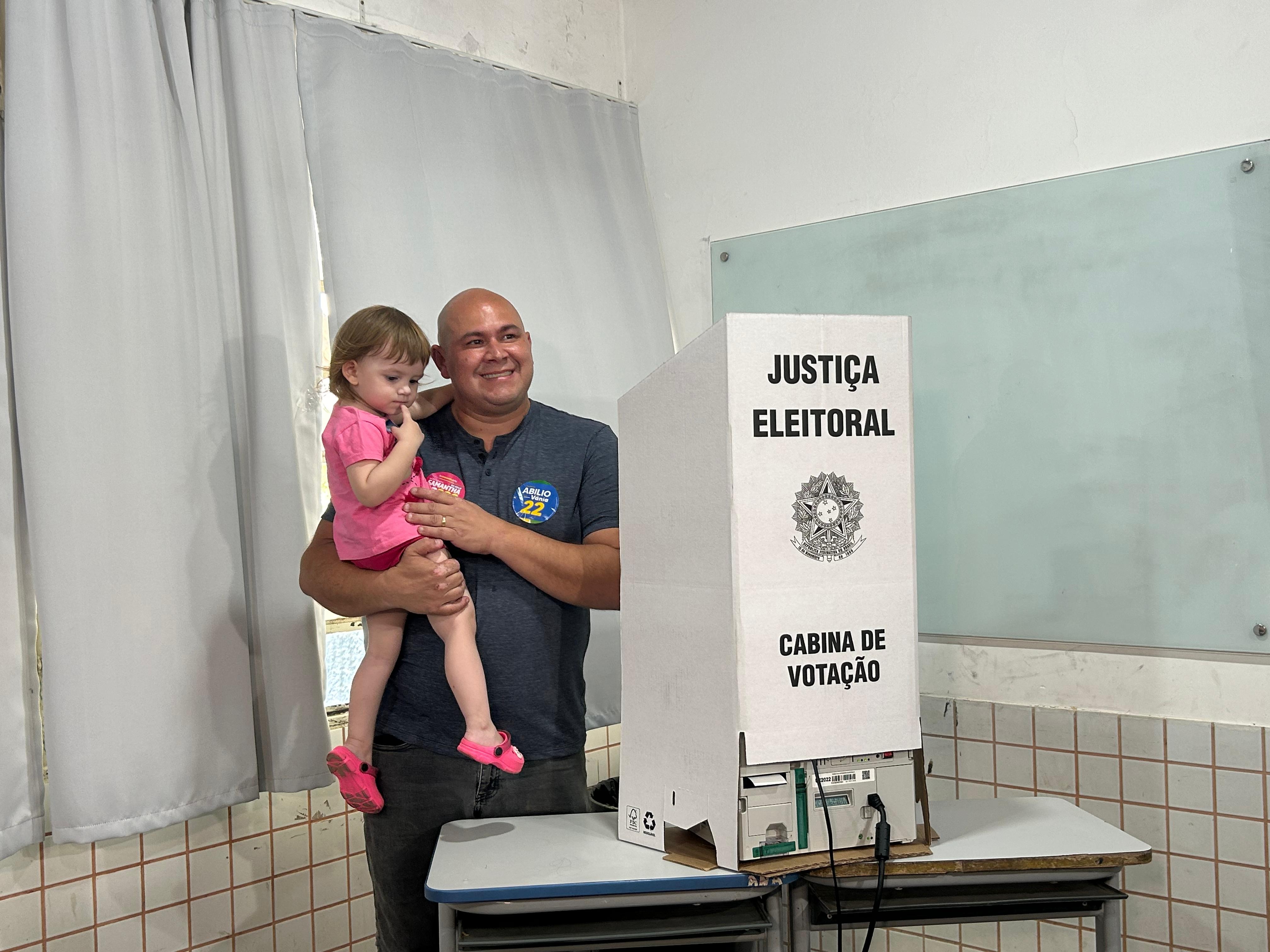 Candidato Abílio Brunini (PL) vota em Cuiabá 