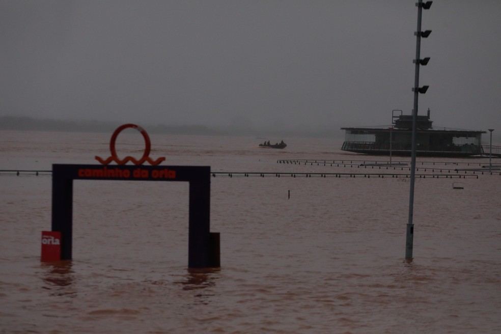 Orla do Guaíba em maio, completamente alagada após temporais, em vista em direção ao norte da Capital — Foto: Alex Rocha/PMPA