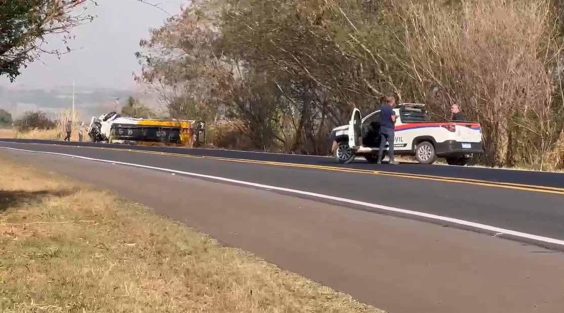 Caminhão-tanque com combustível tomba em rodovia de Cosmópolis e Defesa Civil bloqueia pista