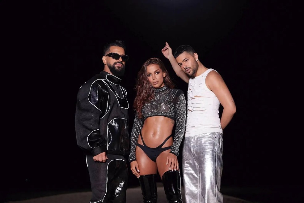 Anitta entre Dennis e Pedro Sampaio, com quem a artista lança o single 'Joga pra lua' — Foto: Divulgação