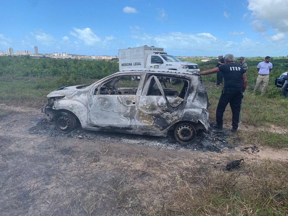 Carro queimado no Parque das Árvores em Parnamirim, na Grande Natal — Foto: Philipe Salvador/Inter TV Cabugi