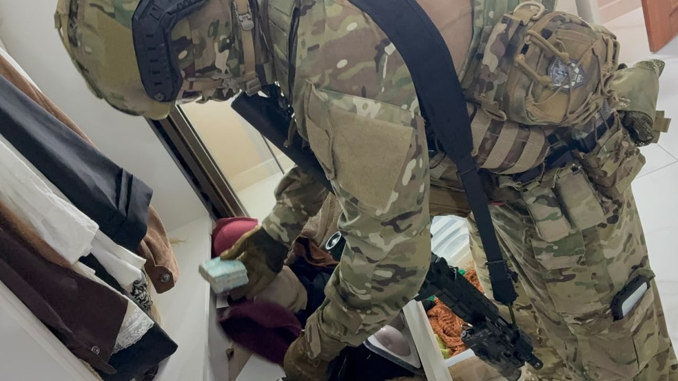 Agentes encontraram dinheiro na casa dos investigados — Foto: Divulgação/PF