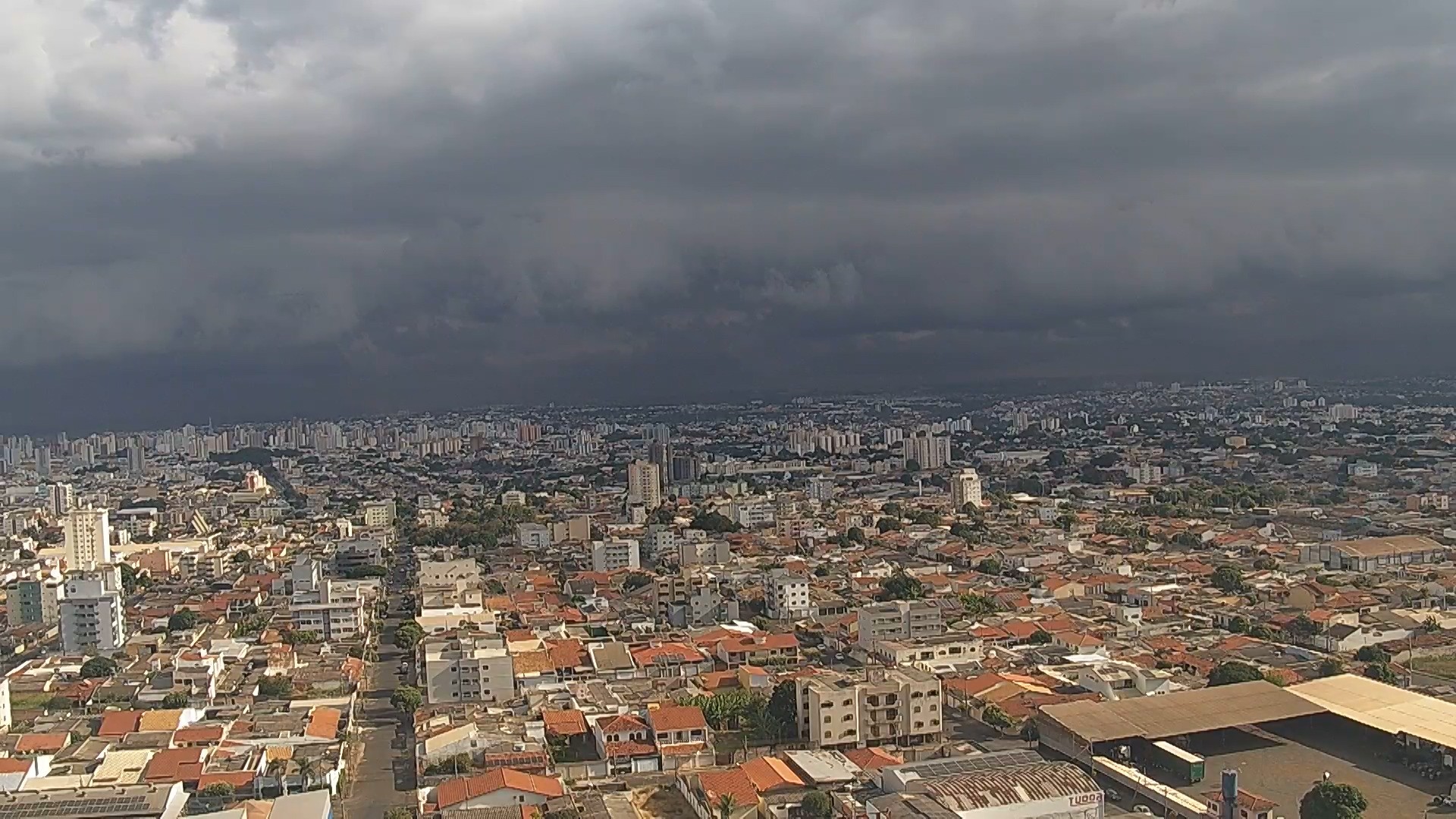 Onda de calor indica que réveillon será quente e chuvoso em Uberlândia e região