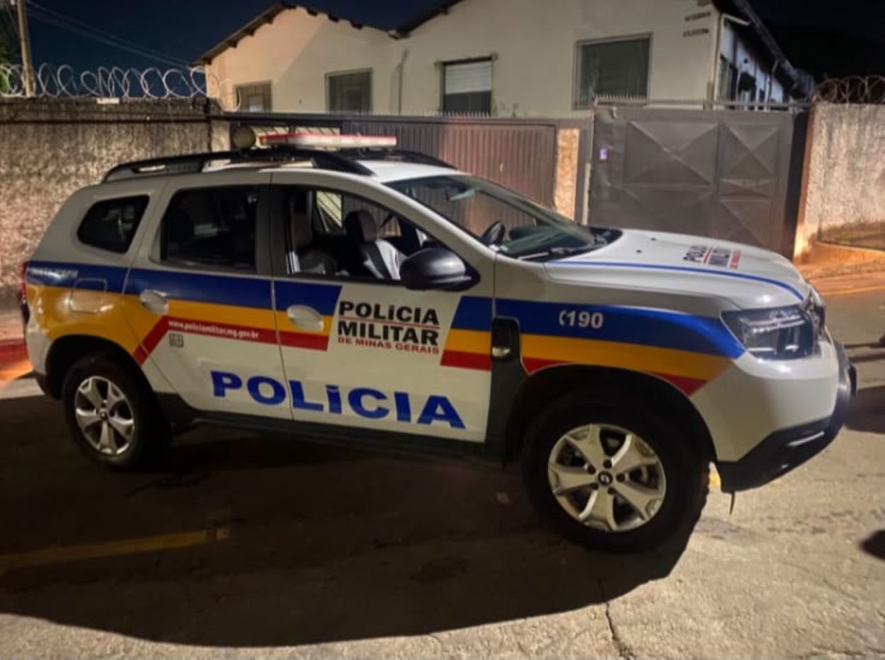 Pai é encontrado caído ao lado do filho após deixar criança sem alimentação em Juiz de Fora