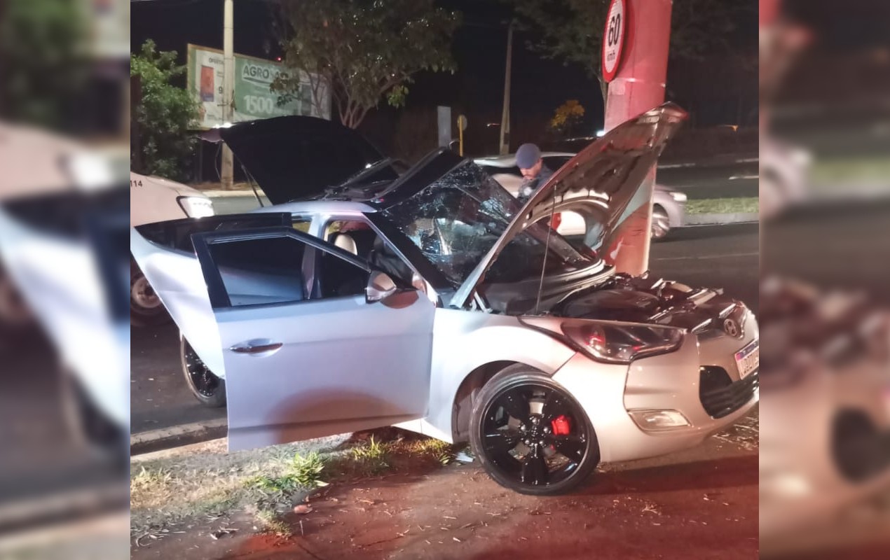 Motorista perde controle de veículo e bate contra poste em Bauru