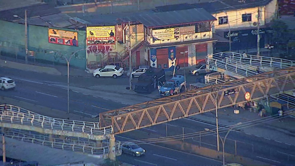 Blindado da Polícia Militar em uma das entradas do Complexo da Maré, na Zona Norte do Rio — Foto: Reprodução/ TV Globo