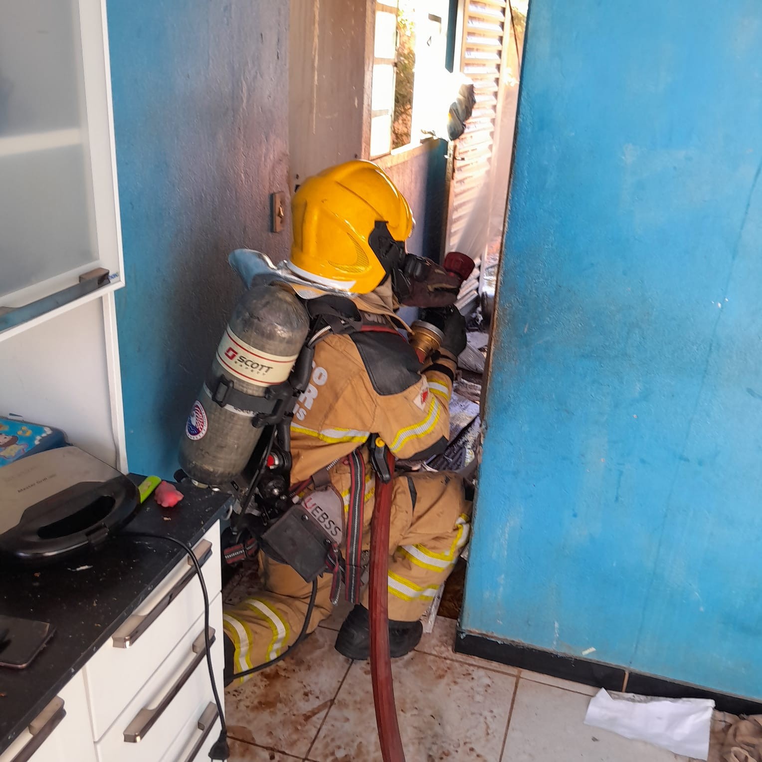 Incêndio atinge casa após criança colocar fogo em plástico perto da mangueira do botijão de gás