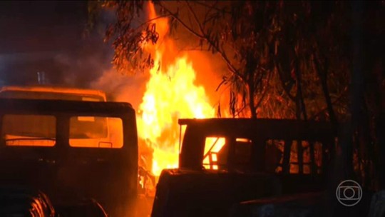 Fogo destrói 16 veículos em pátio da Prefeitura de Vespasiano, MG - Programa: Jornal Hoje 