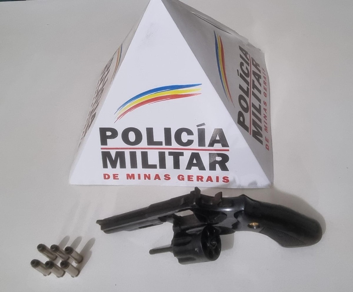 Homem com sintomas de embriaguez é preso com arma após bater em carro estacionado em Pimenta