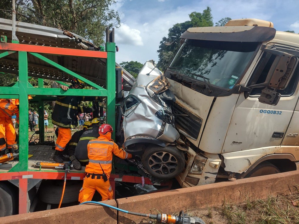 Acidente na BR-381, em So Joaquim de Bicas — Foto: Corpo de Bombeiros/ Divulgao