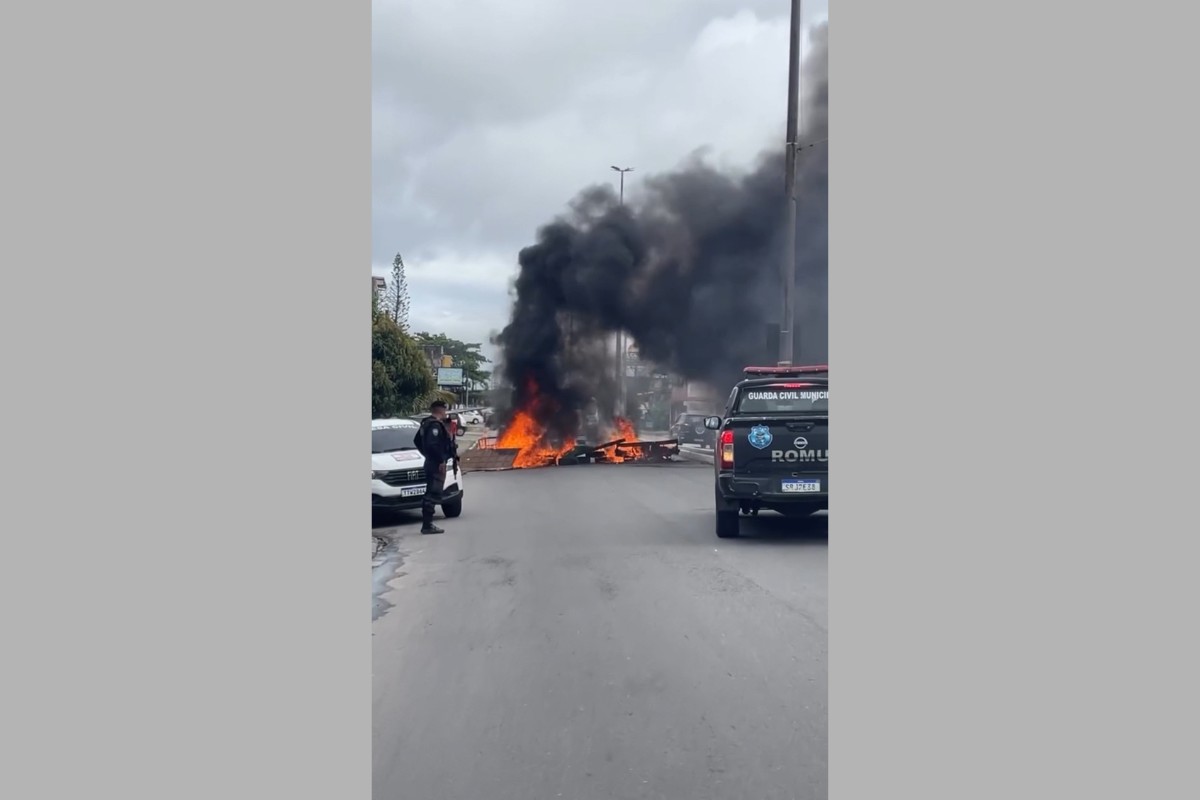 Moradores fecham rua em protesto contra alagamentos no bairro Guarani, em Cabo Frio