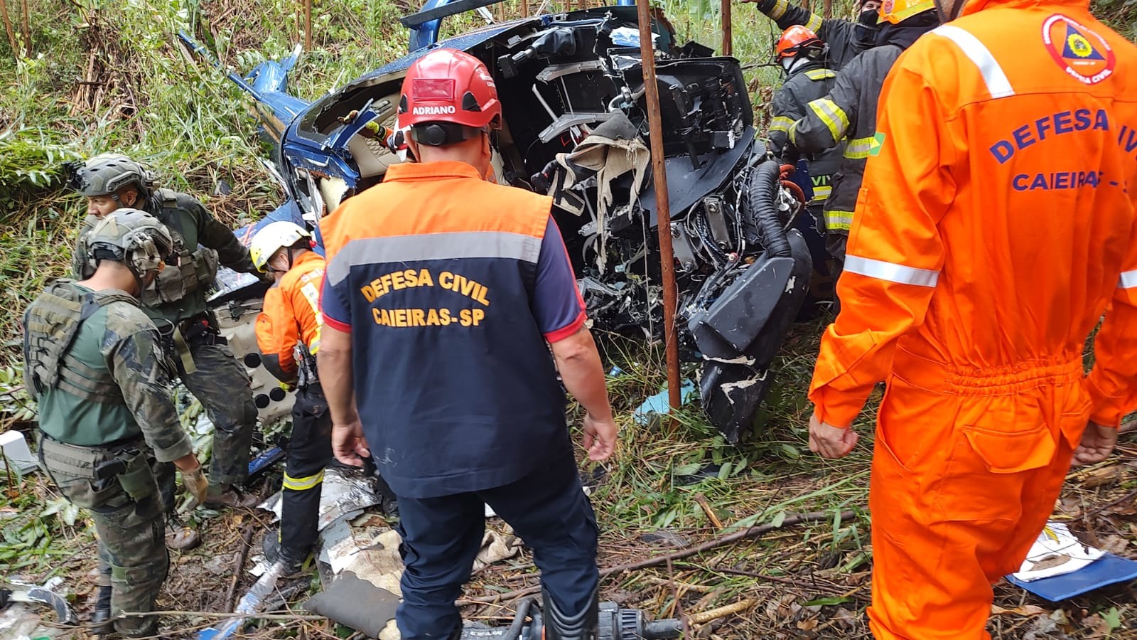 FOTOS: Bombeiros chegam ao local da queda de helicóptero em Caieiras, na Grande SP 