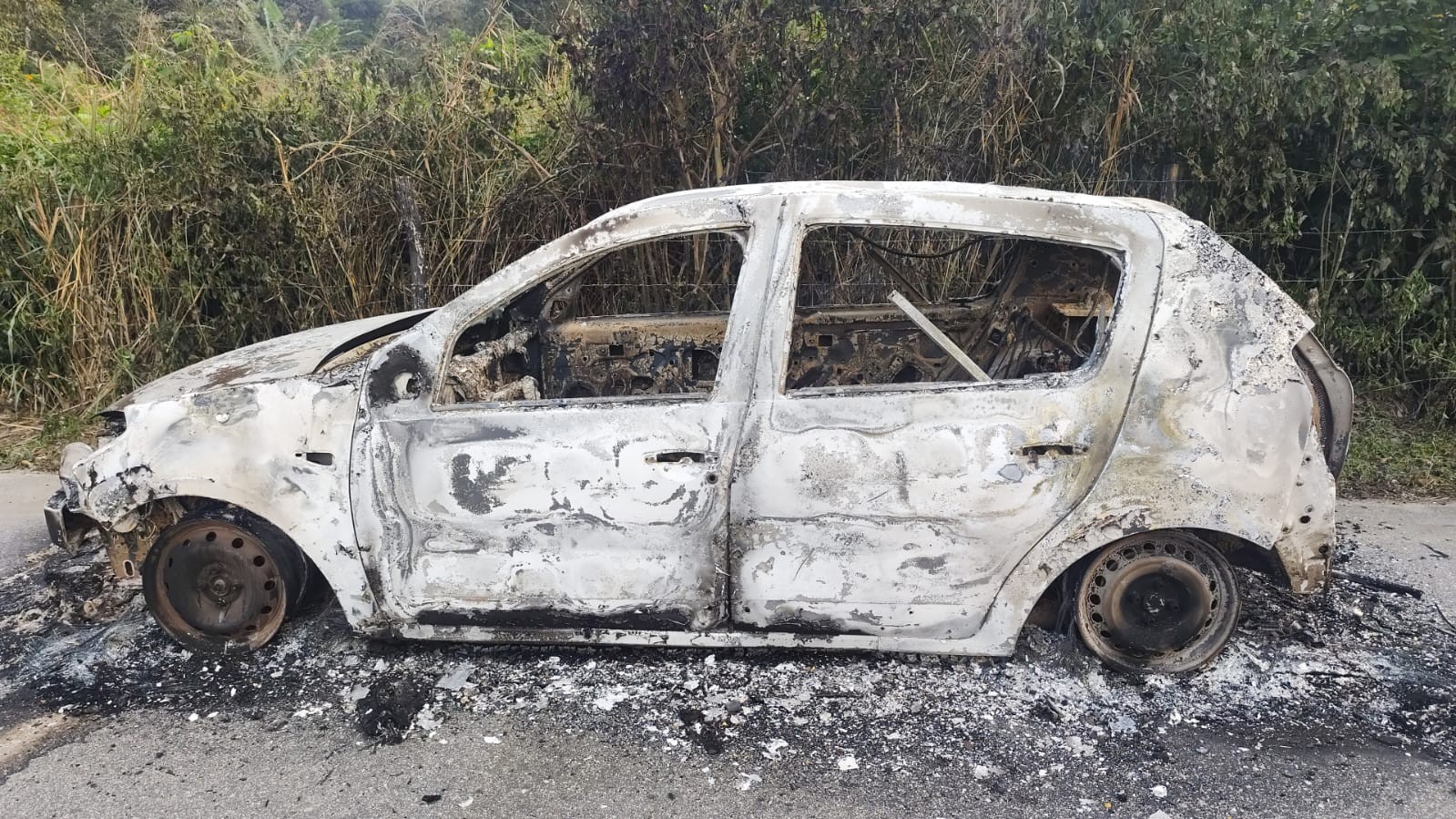 Corpo carbonizado é encontrado dentro de carro em estrada de Maricá