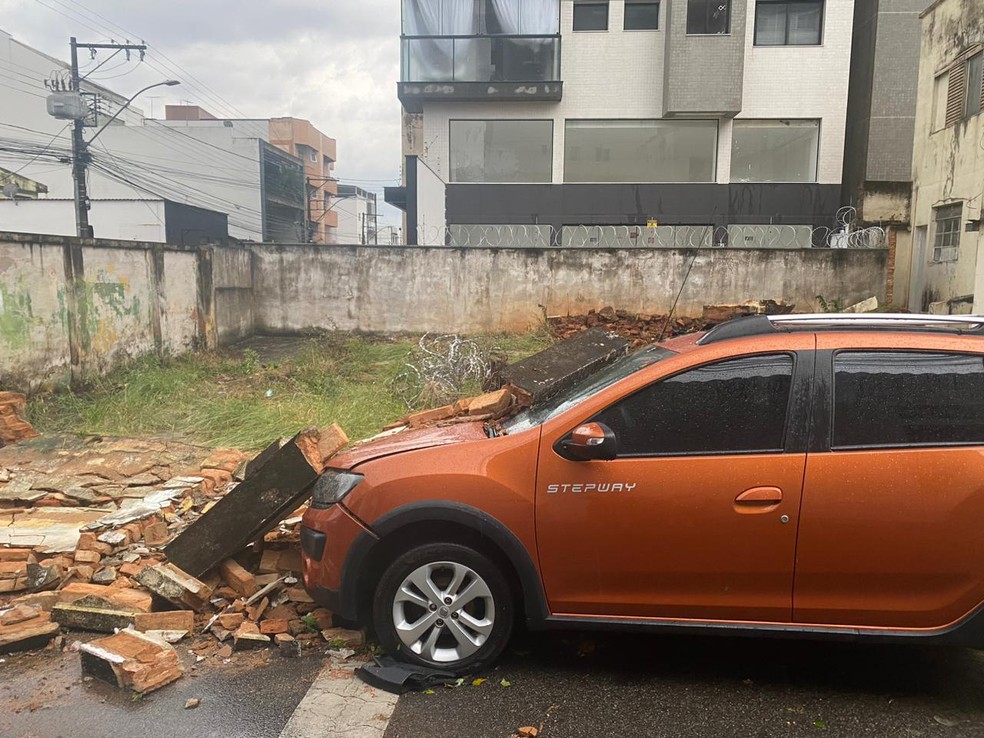 Muro cai em carro durante chuva em Lavras — Foto: Redes sociais