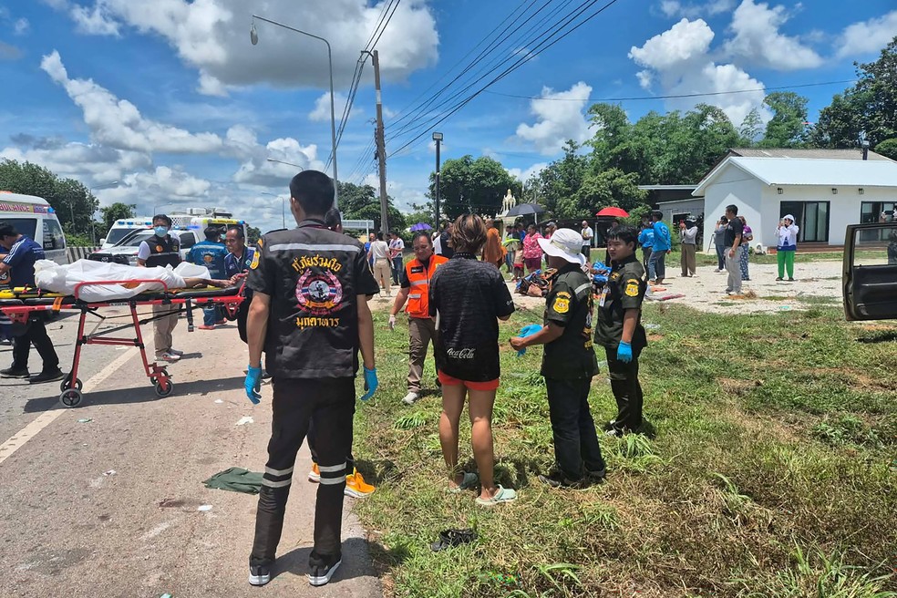 Equipes de resgate em local de atropelamento de grupo de monges em Mukdahan, na Tailândia, em 2 de julho de 2026. — Foto: Ruamjai Mukdahan Rescue Foundation via AFP