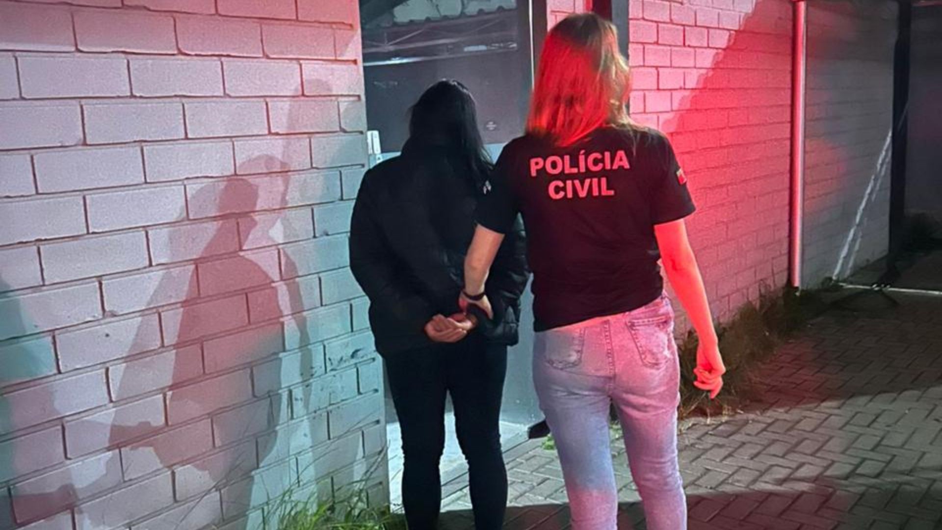 Técnica de enfermagem é presa suspeita de dopar e bater em gêmeos de oito meses no RS