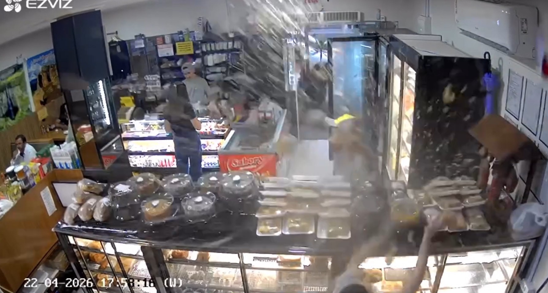 Garrafa de refrigerante de 3 litros explode em panificadora de SC e assusta funcionários e clientes; VÍDEO