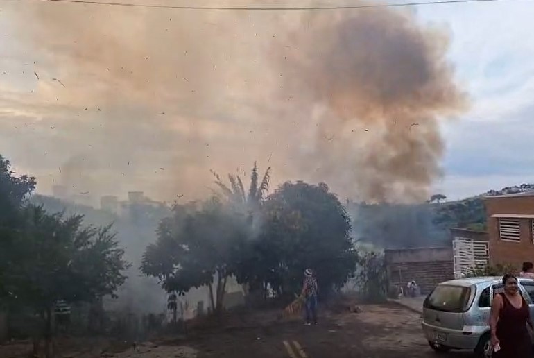 Incêndio atinge mata e chega perto de prédios em Valinhos