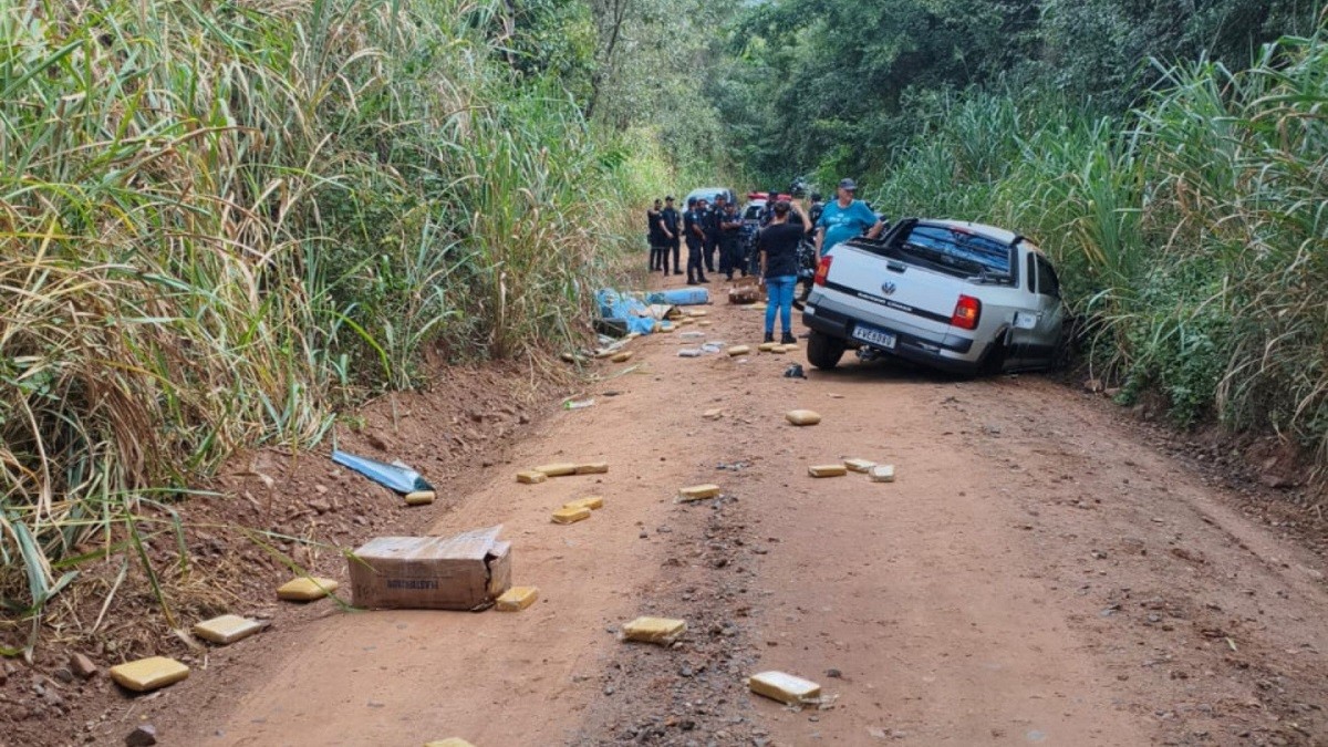 Polícia Civil apreende grande quantidade de drogas após perseguição e capotamento em Botucatu