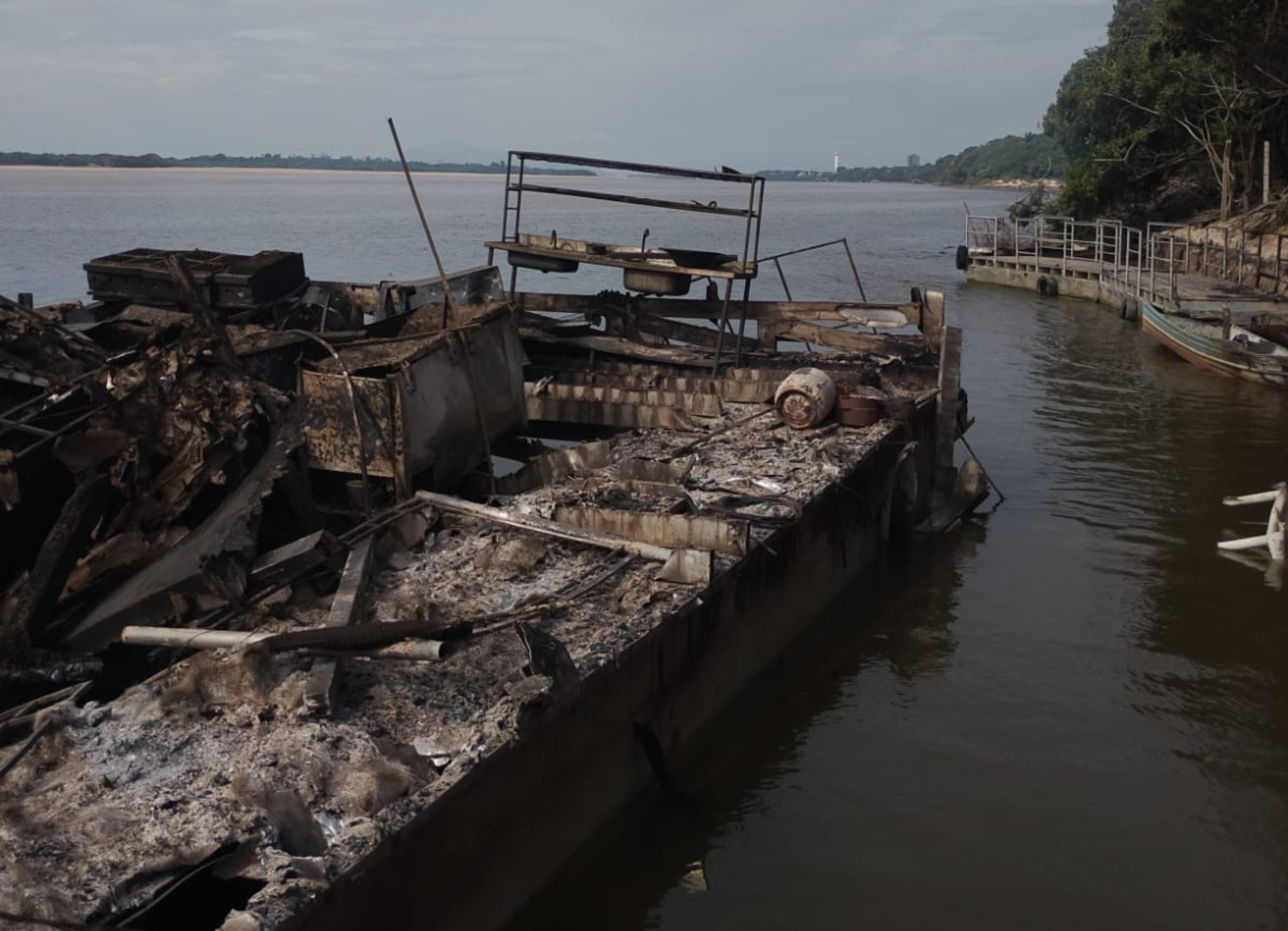 Flutuante é destruído durante incêndio em Boa Vista