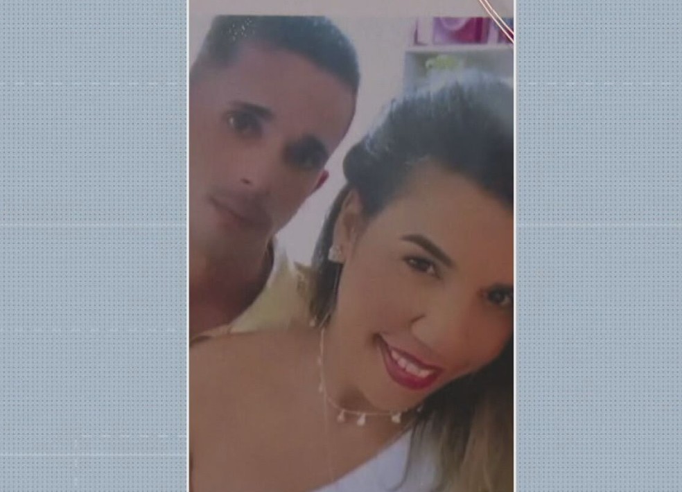 Casal morto após moto em que estavam ser atingida por fio de energia — Foto: Reprodução/TV Globo