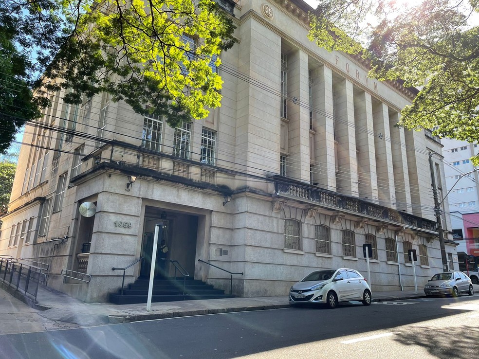 Fórum Criminal de São Carlos — Foto: Ana Marin/g1