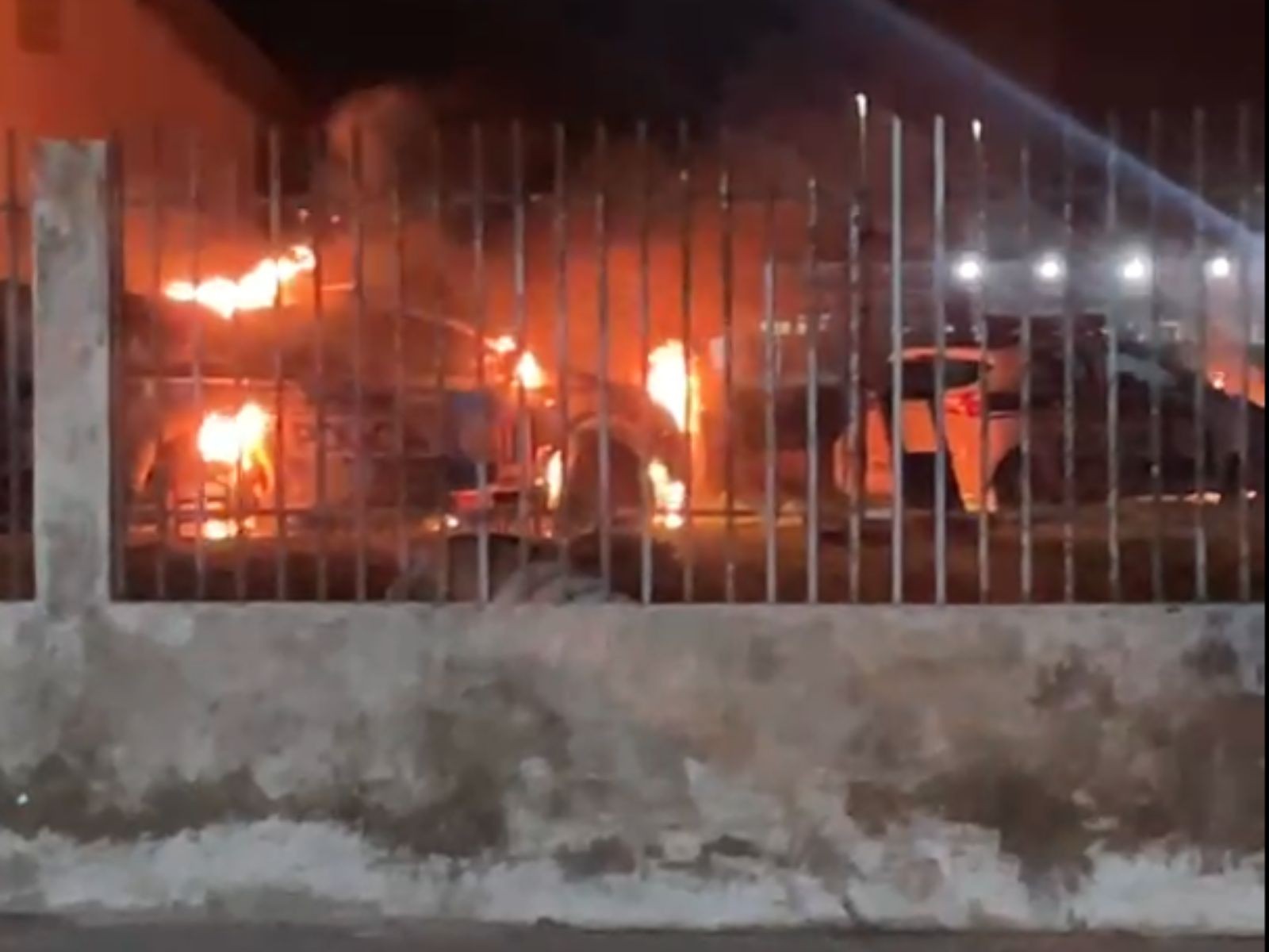 Duas viaturas da PM são incendiadas em quartel no interior do Acre; VÍDEO