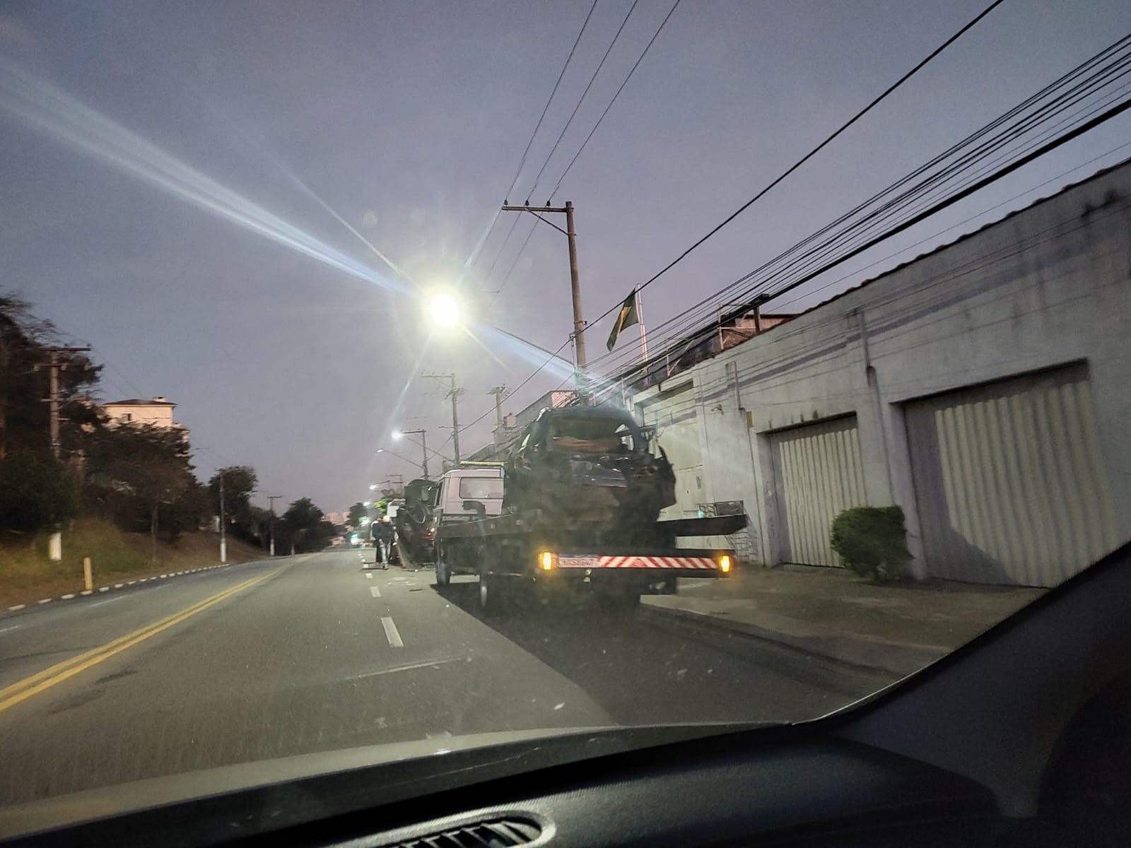 BMW bate em traseira de carro em avenida de Mogi das Cruzes