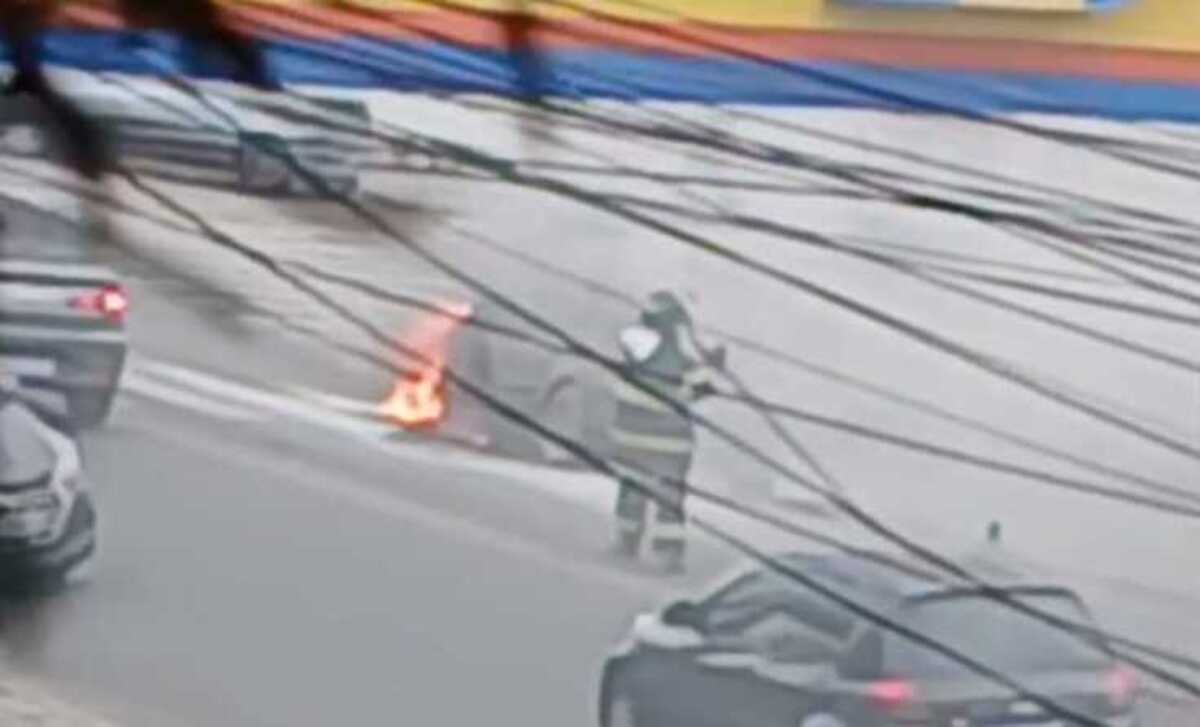 Carro pega fogo em avenida de Mogi das Cruzes