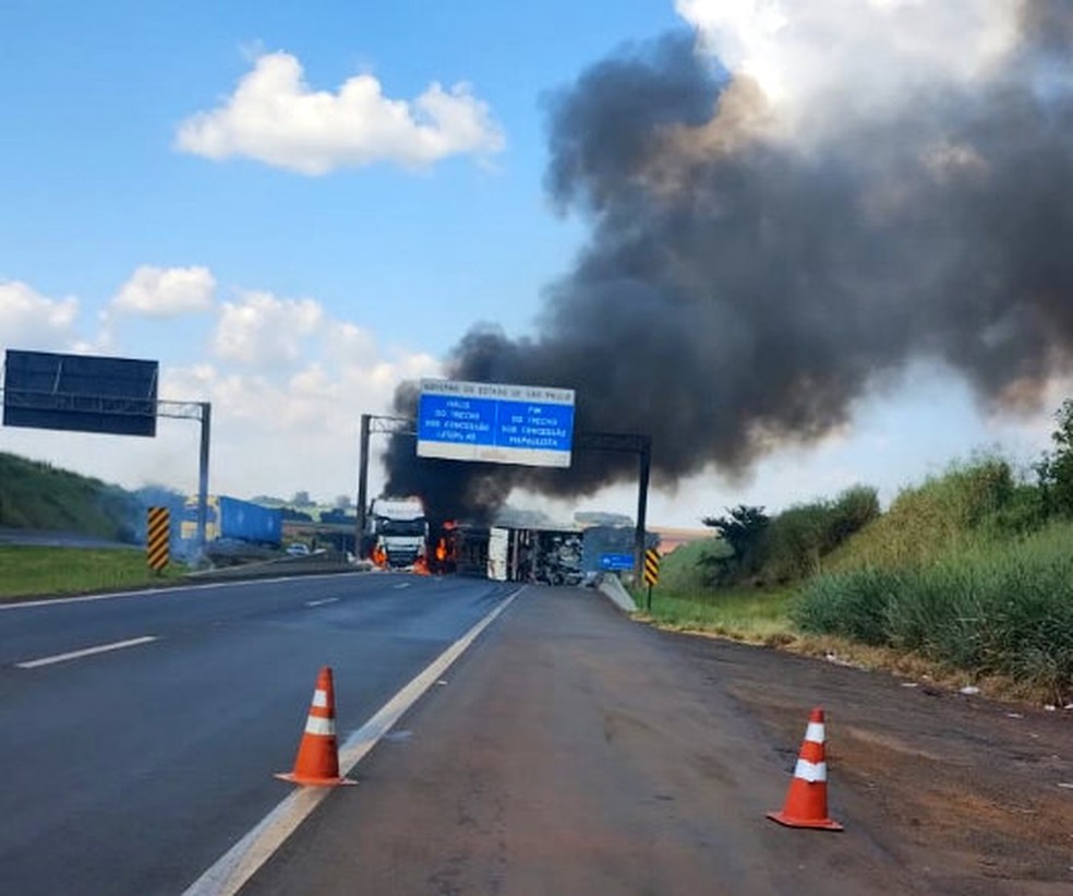 Carreta pega fogo após bater contra defensa metálica na Rodovia Anhanguera em Santa Rita do Passa Quatro — Foto: Arquivo pessoal