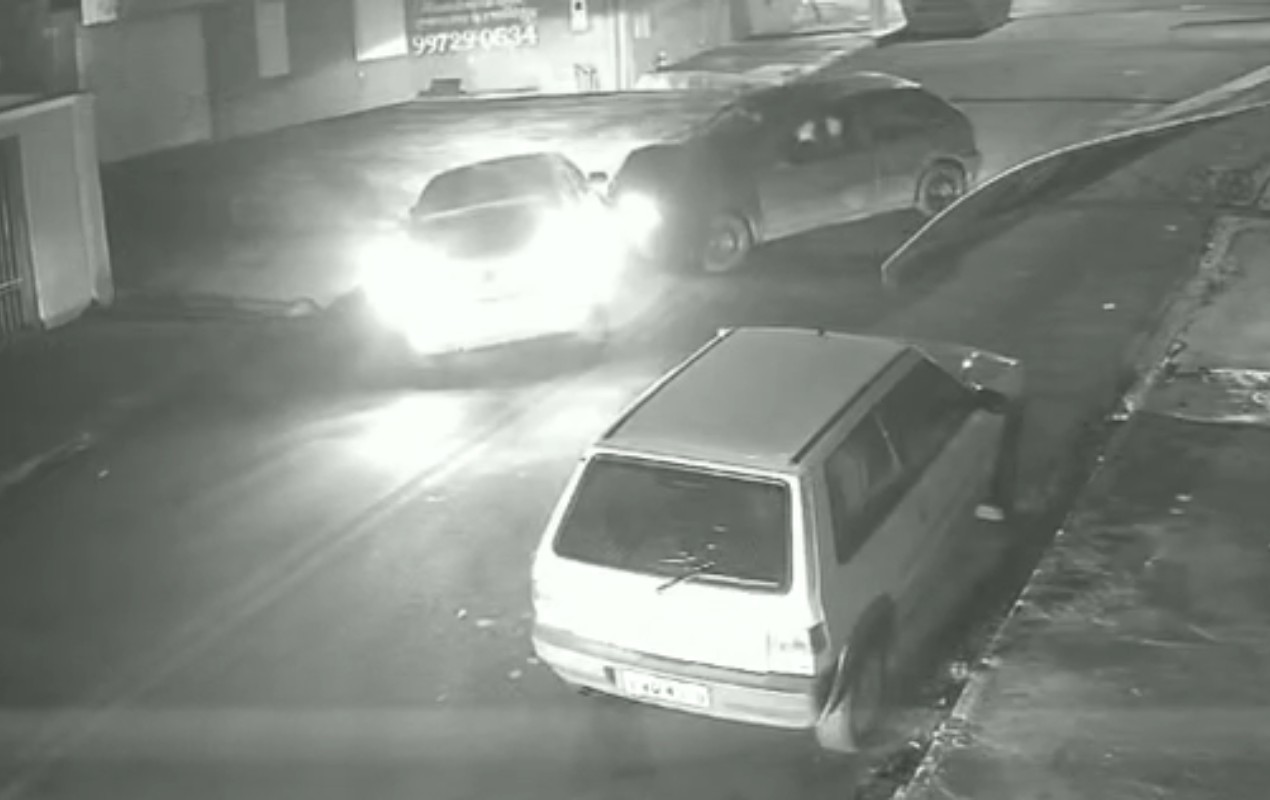 Motorista embriagado bate em dois carros, tenta fugir da polícia e acaba preso em Botucatu